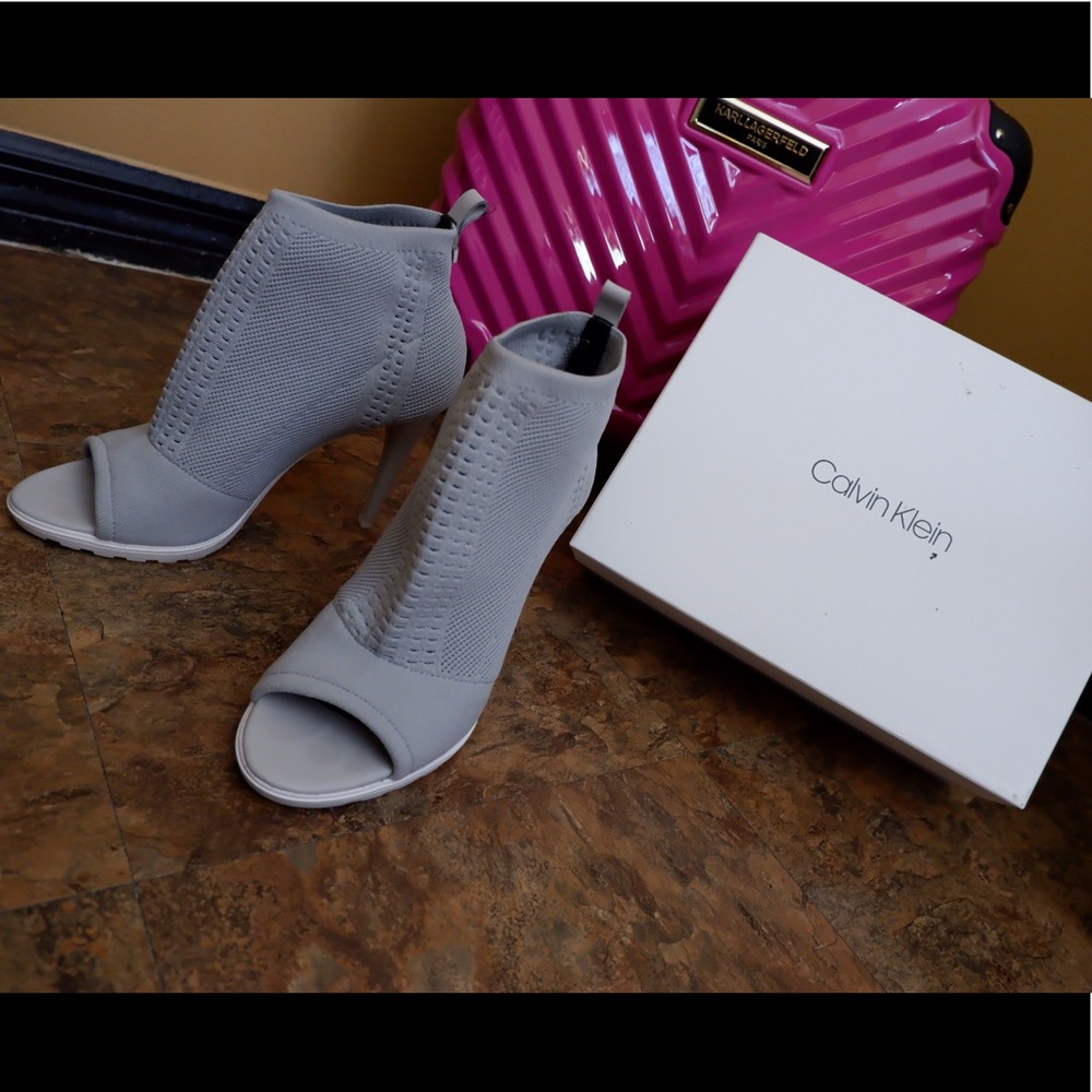 Calvin Klein - Picture 2 of 4